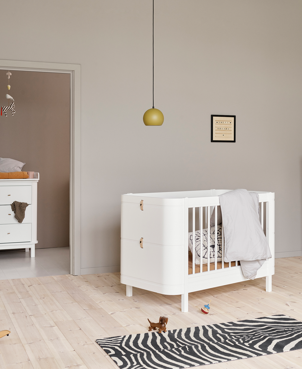 AlixFurniture Lit bébé évolutif Wood Mini+ avec kit junior inclus, blanc