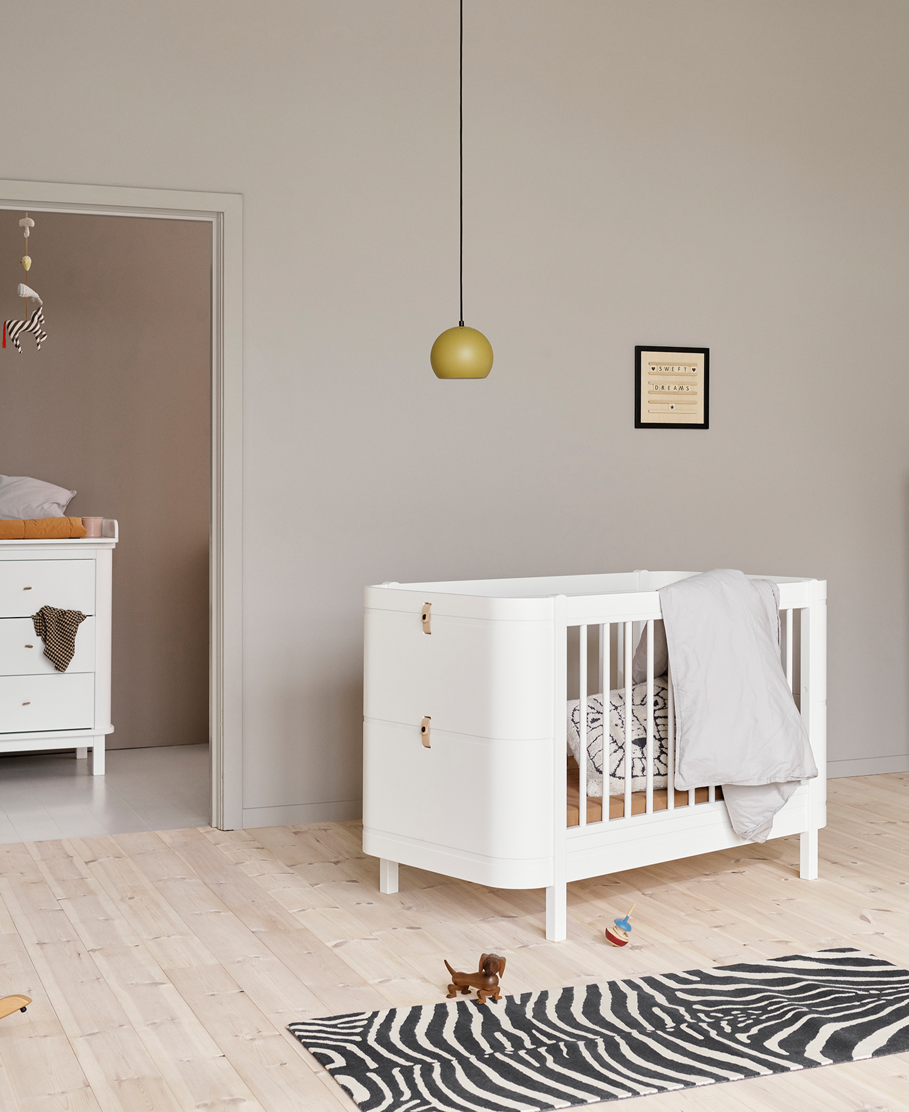 AlixFurniture Lit bébé évolutif Wood Mini+ avec kit junior inclus, blanc