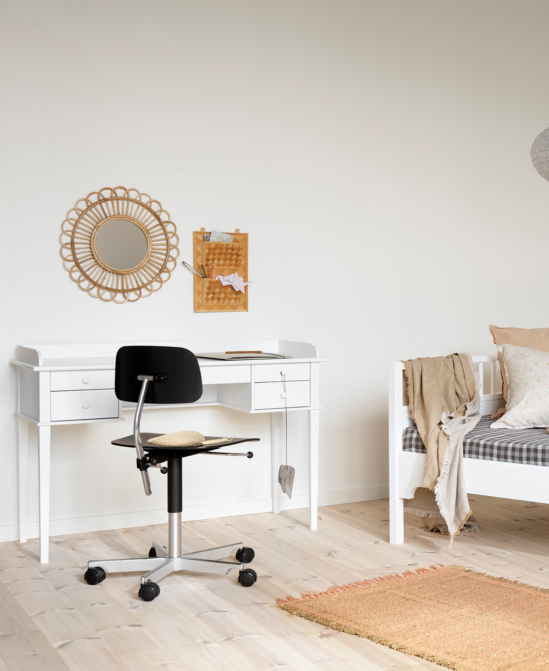 AlixFurniture Bureau au Style Nordique Classique avec 5 Tiroirs, Idéal pour Espaces Réduits