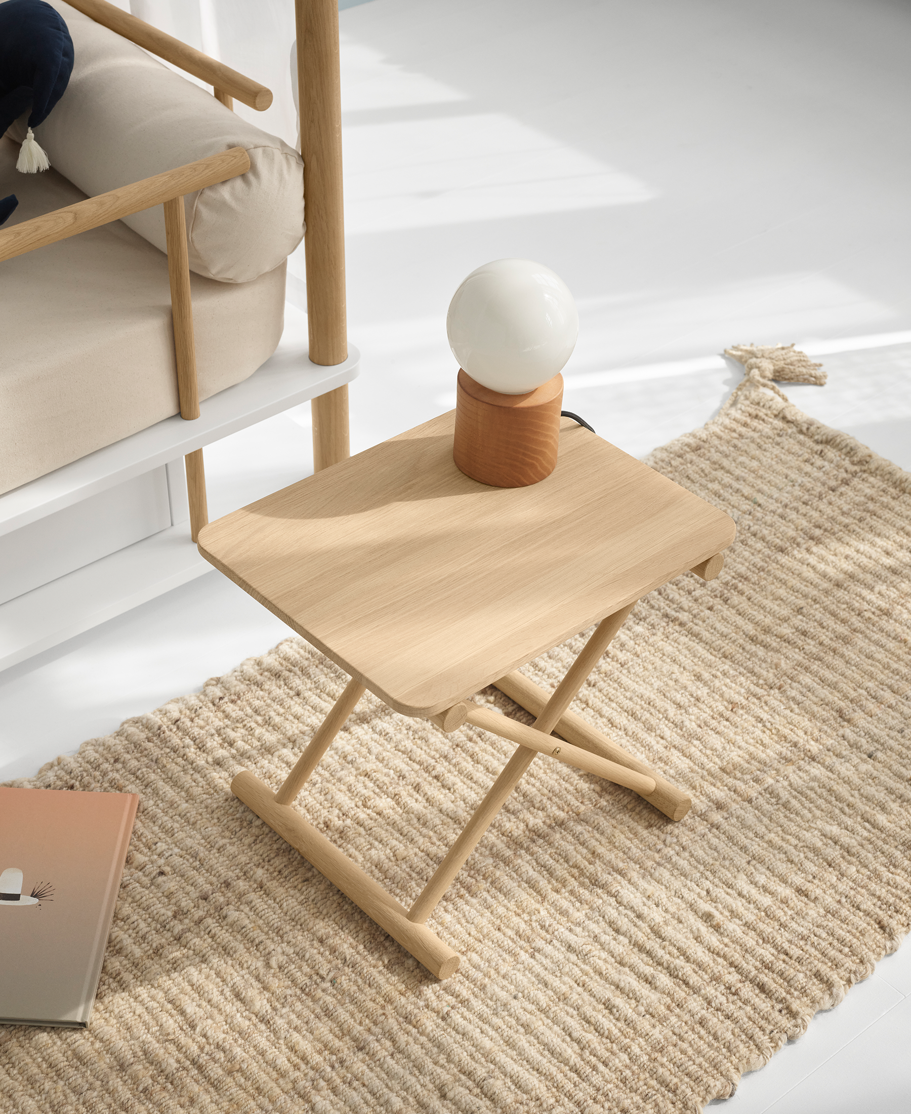 Table de chevet haute en chêne AlixFurniture - Ajoutez une touche de qualité à la chambre d'un enfant