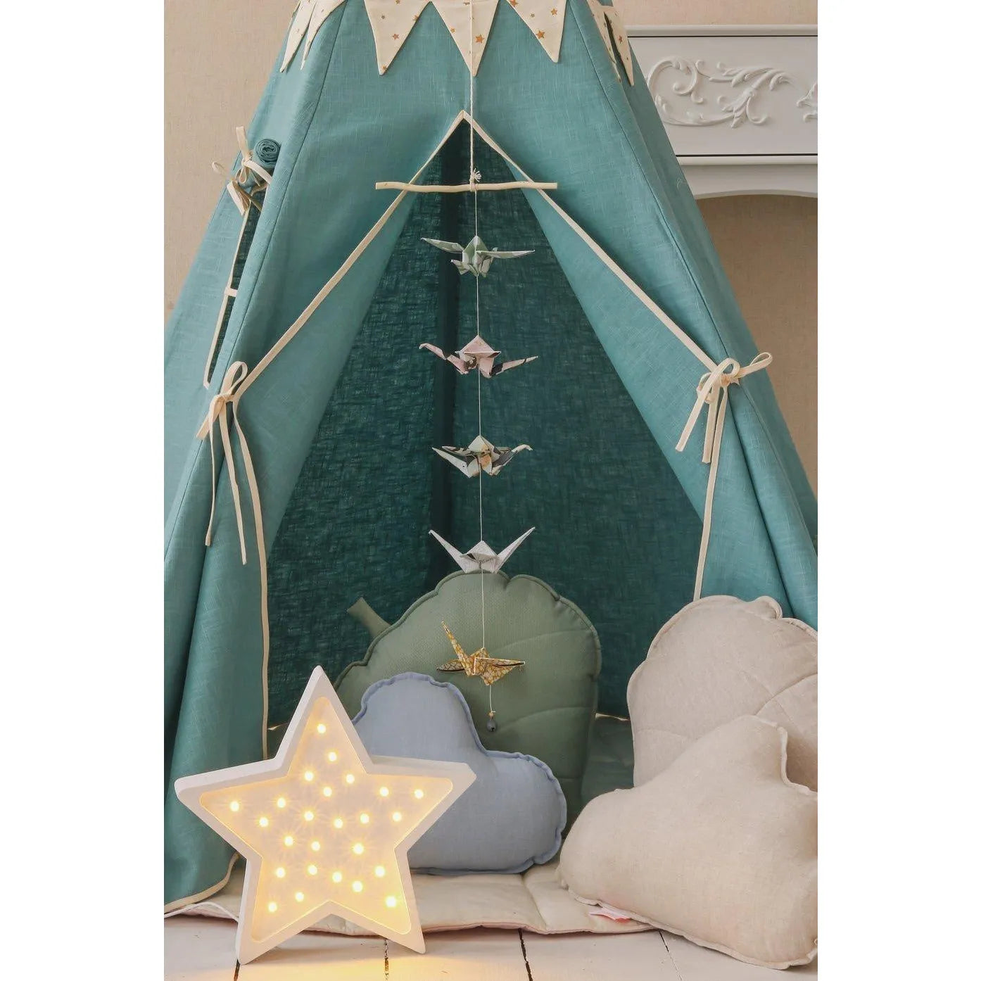 AlixFurniture Teepee stan s girlandou