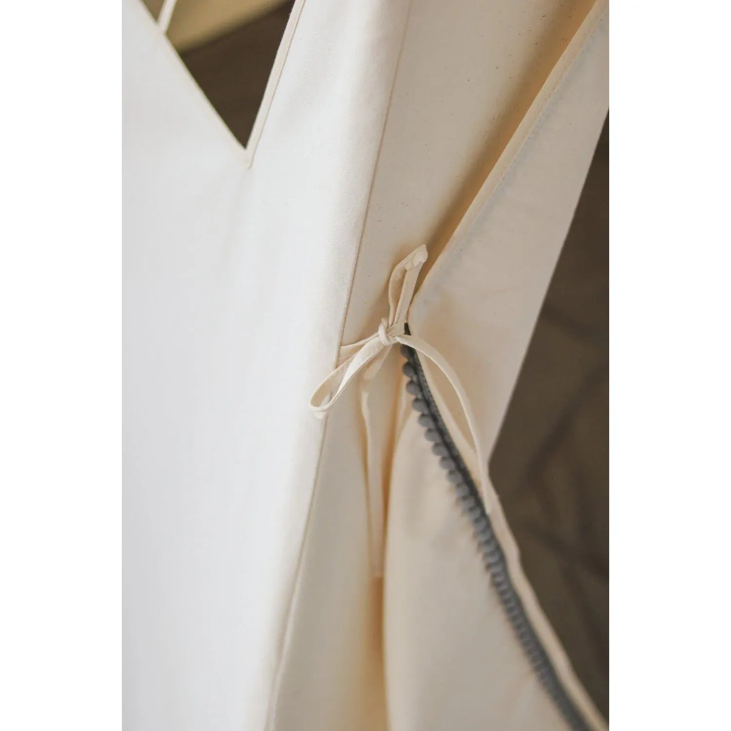 AlixFurniture Teepee stan - Sivý s pompónmi