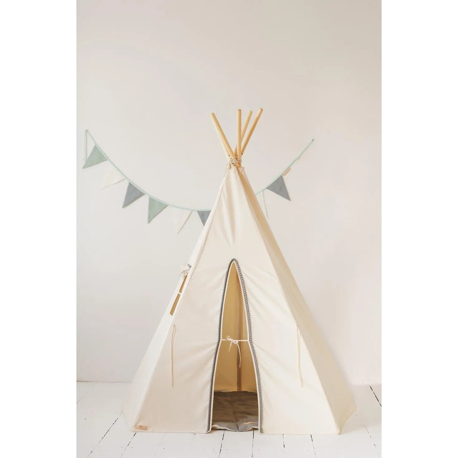 AlixFurniture Teepee stan - Sivý s pompónmi