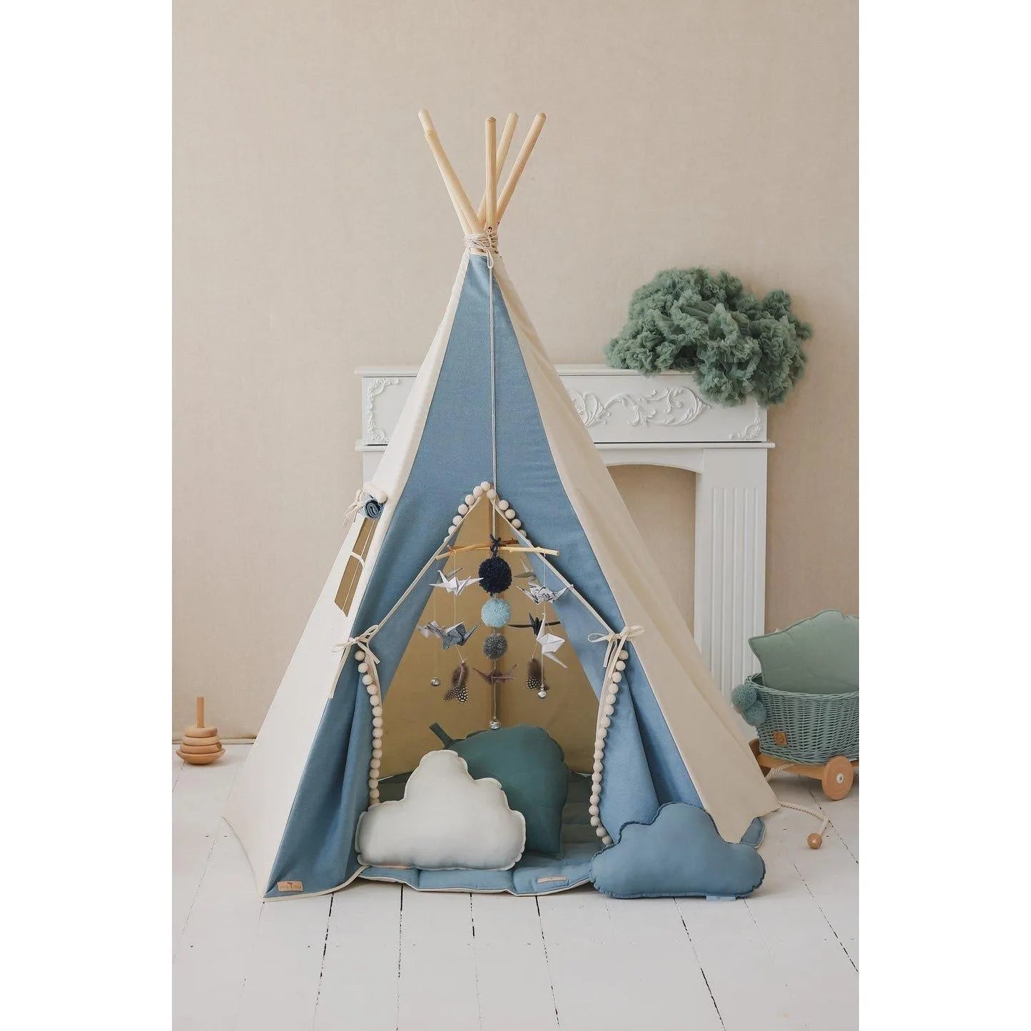 AlixFurniture Tipi enfant modèle Jeans avec pompons et coussin en coton, design raffiné et structure stable