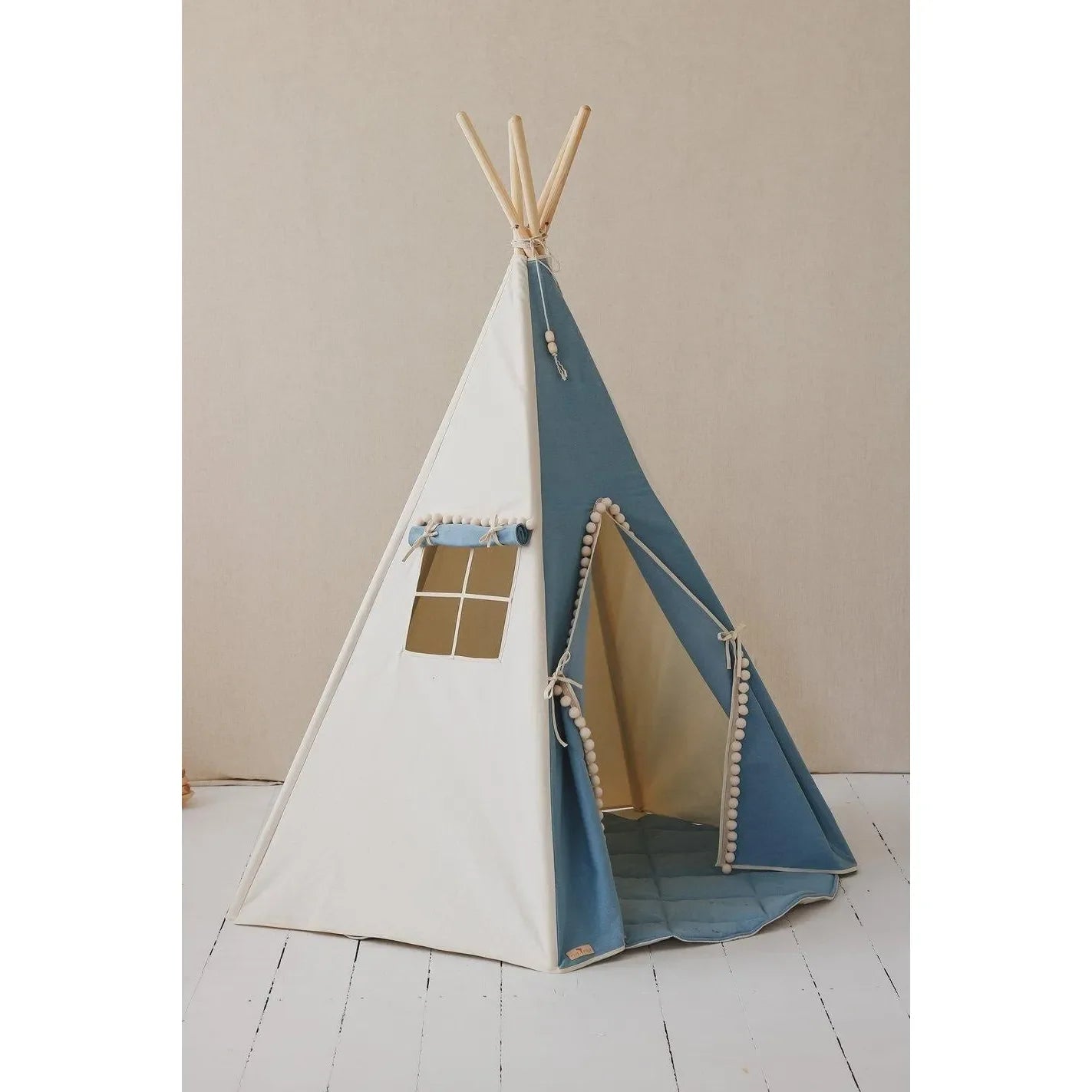 AlixFurniture Tipi enfant modèle Jeans avec pompons et coussin en coton, design raffiné et structure stable