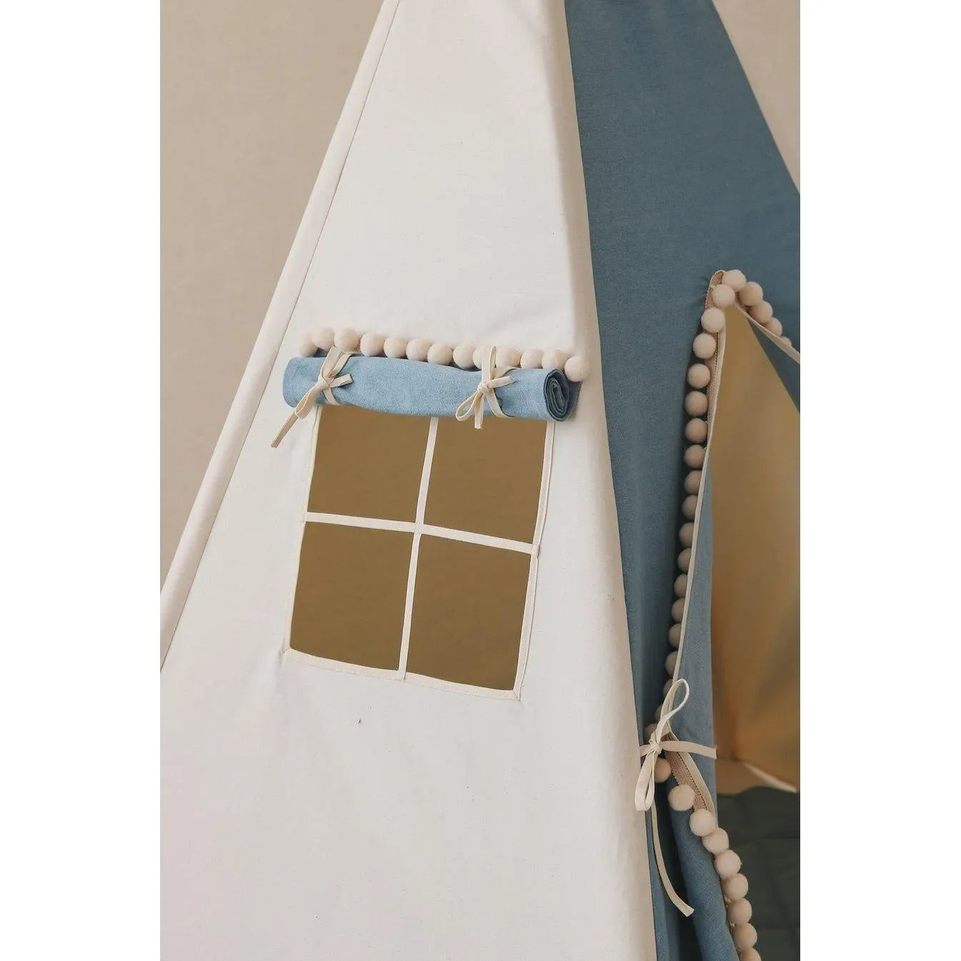 AlixFurniture Tipi enfant modèle Jeans avec pompons et coussin en coton, design raffiné et structure stable