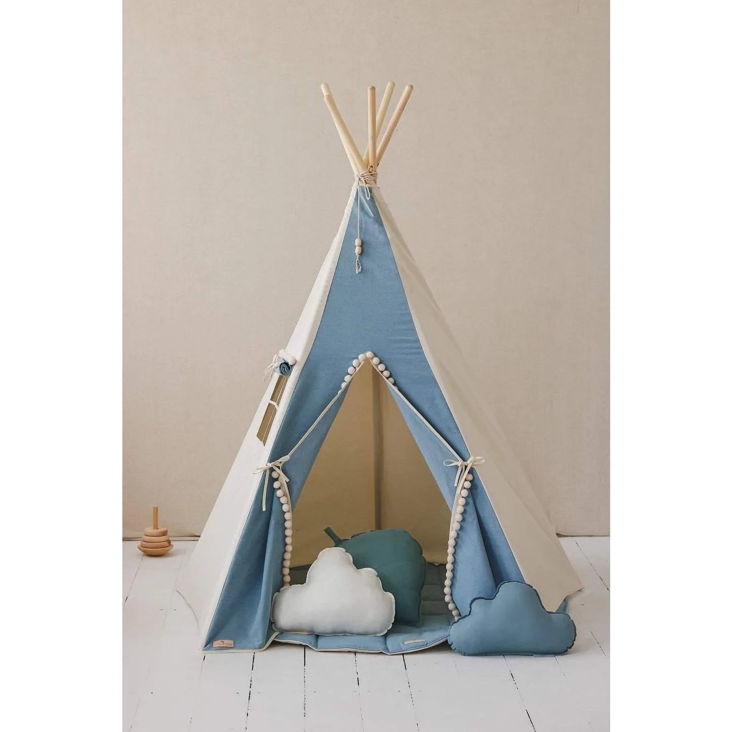 AlixFurniture Tipi enfant modèle Jeans avec pompons et coussin en coton, design raffiné et structure stable