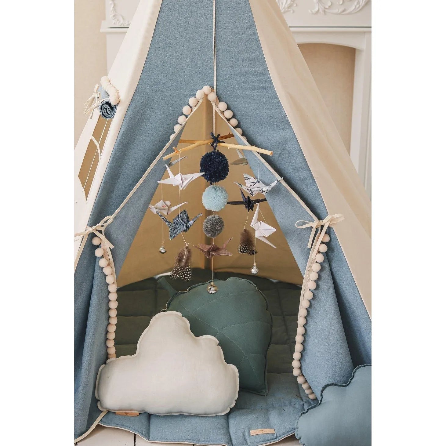 AlixFurniture Tipi enfant modèle Jeans avec pompons et coussin en coton, design raffiné et structure stable