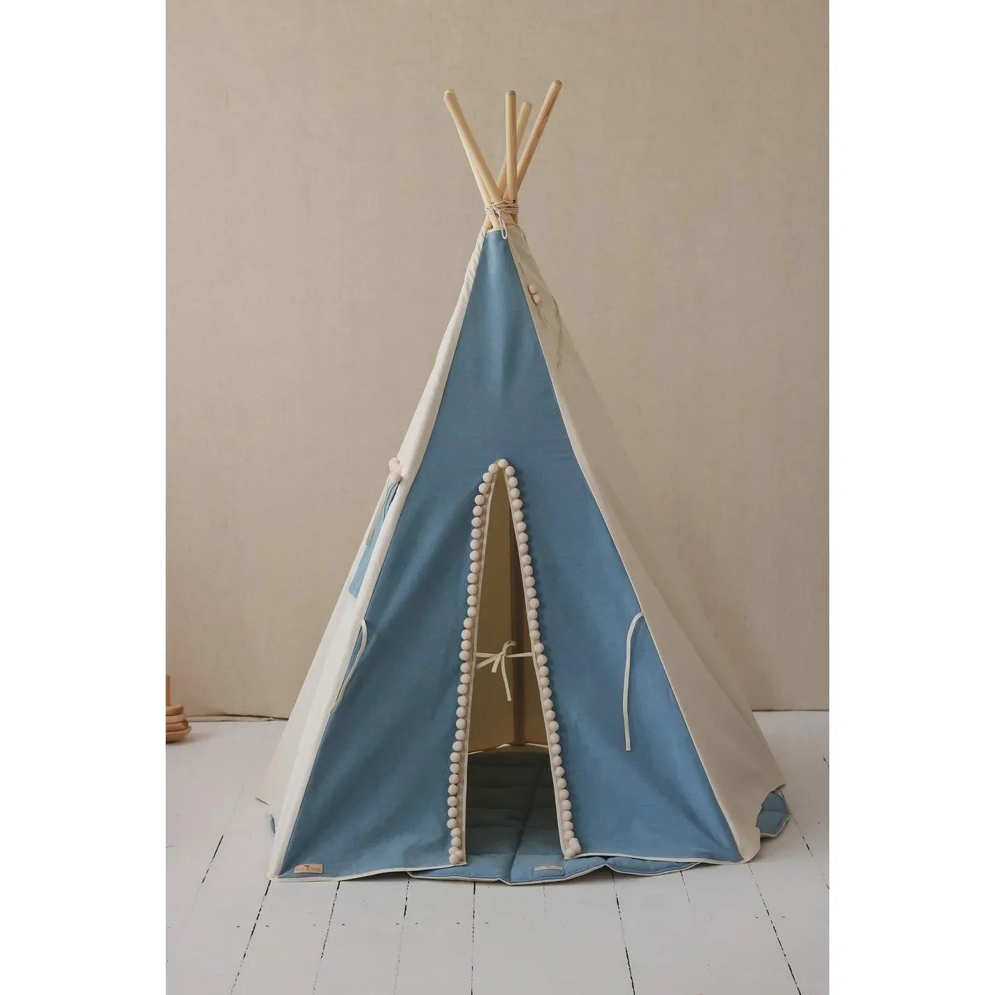 AlixFurniture Tipi enfant modèle Jeans avec pompons et coussin en coton, design raffiné et structure stable